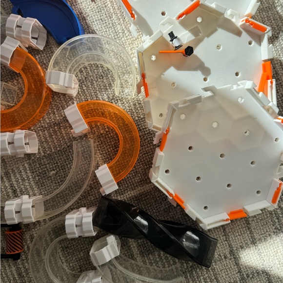 7 HEXBUG nano micro robots and buildable track - Picture 5 of 5